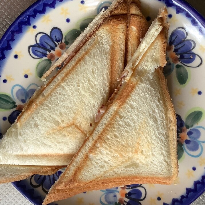 ハムとチーズのホットサンド